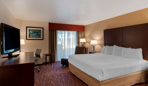 Standard Room, 1 King Bed, Microwave, Poolside