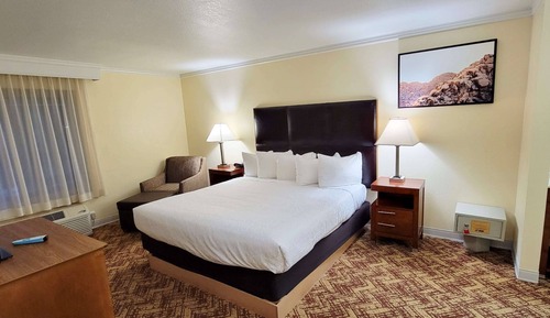 Standard Room, 1 Queen Bed, Non Smoking, Refrigerator & Microwave