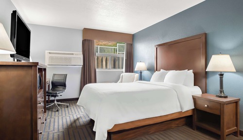 Standard Room, 1 Queen Bed, Non Smoking, Refrigerator & Microwave