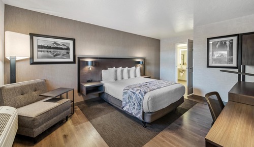 Standard Room, 1 Queen Bed, Accessible, Poolside