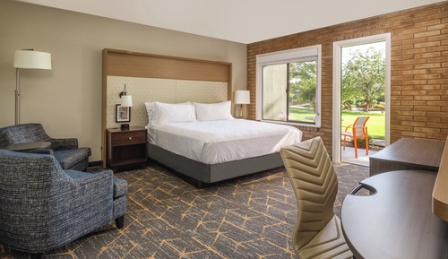Standard Room, 1 King Bed, Courtyard View