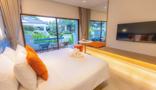 Premier Room, 1 King Bed, Pool View