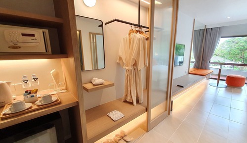 Premier Room, 1 King Bed, Garden View