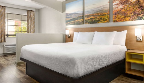 Standard Room, 1 King Bed