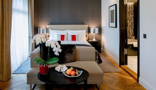 Room, 1 Queen Bed (Charming)