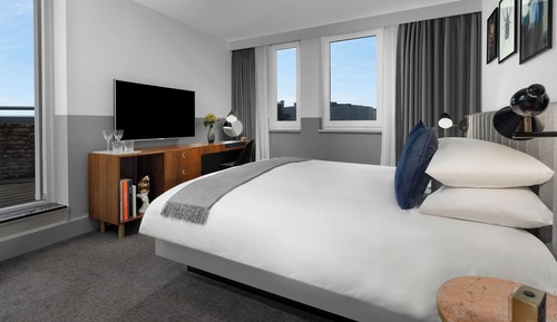 Room, 1 King Bed, Balcony (Essential)