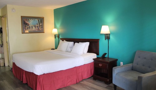 Standard Room, 1 Queen Bed, Smoking, Refrigerator & Microwave
