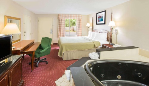 Honeymoon Suite, 1 King Bed, Jetted Tub