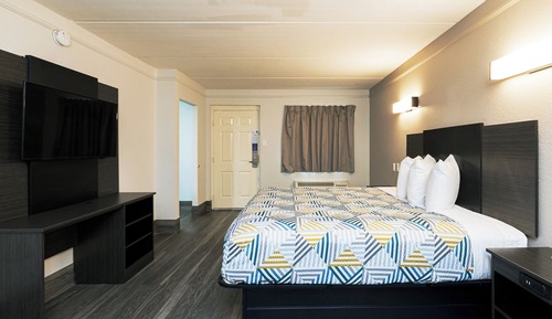 Standard Room, 1 King Bed, Accessible, Non Smoking