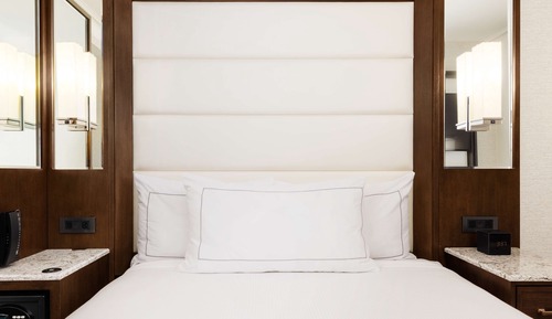 Room, 1 Queen Bed (Wicked Small Room)