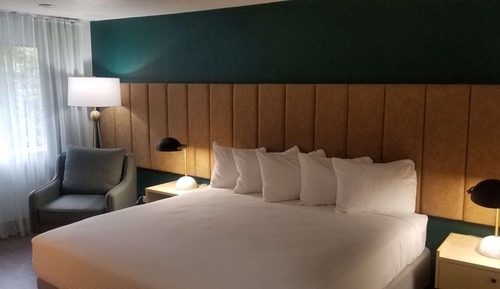 Suite, 1 King Bed, Balcony, Courtyard View
