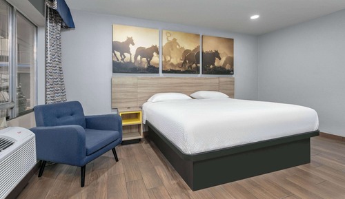 Room, 1 King Bed, Smoking