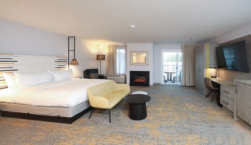 Junior Suite, 1 King Bed, Balcony