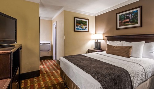 Standard Room, 1 Queen Bed, Non Smoking, Refrigerator & Microwave