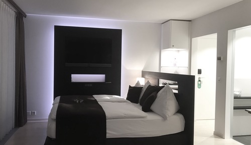 Junior Room, Lake View, Corner