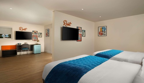 2 Full Beds | Oceanside - New 60s Retro-Style Decor