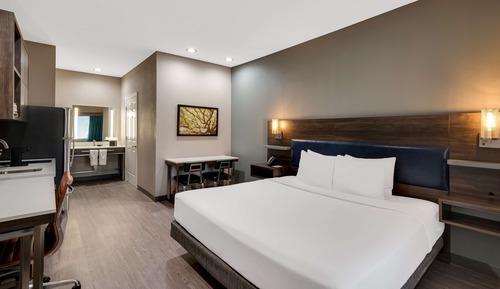 Suite, 1 King Bed, Accessible, Kitchenette