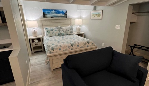 Deluxe Studio Suite, 1 Queen Bed, Kitchen (Island Sunset)