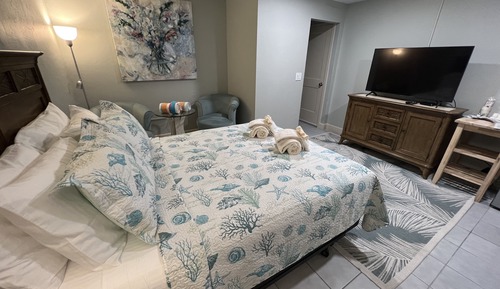 Comfort Room, 1 Queen Bed, Refrigerator & Microwave (Lighthouse II)