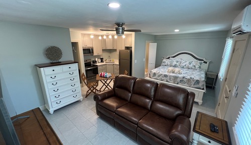 Deluxe Studio, 1 King Bed, Kitchen (Seashell I)