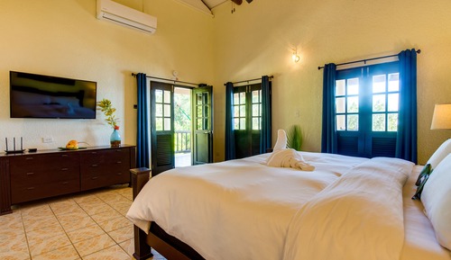 Deluxe Room, 1 King Bed, Sea View, Poolside