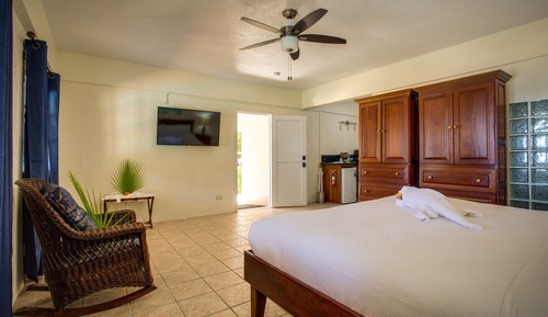 Deluxe Room, 1 King Bed, Sea View, Poolside