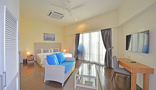 Suite, 1 King Bed, Non Smoking (Captain)