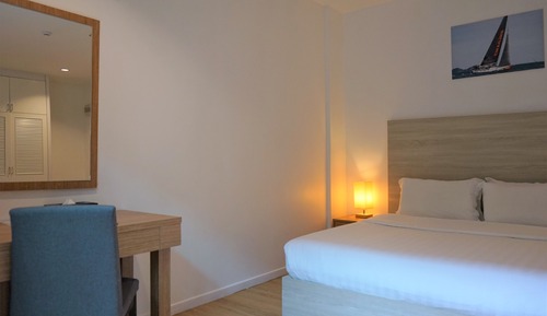 Room, 1 King Bed, Non Smoking (Skylight)