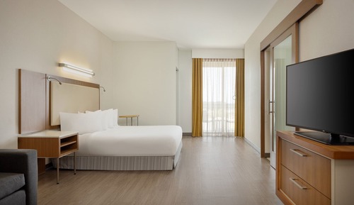 Studio, 1 King Bed with Sofa bed (Mobility Accessible, Tub)