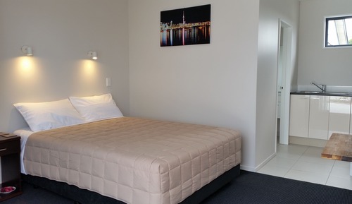 Queen Studio (Bath/Shower) 