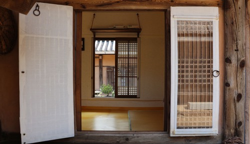 Traditional Room (Ddeularaebang)