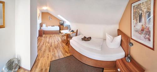 Twin Room with Shower