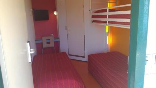 Triple Room (3 Single Beds)