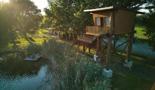 One-Bedroom Apartment with Lake View