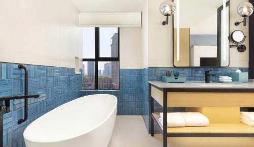 Fourpoints One-Bedroom Suite with King Bed and Lake View