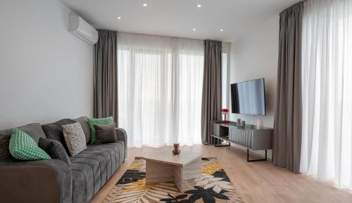 One-Bedroom Apartment with Lake View