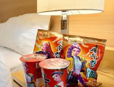 Royal Twin -  K-POP Snack PKG (PKG Snack or Cup Noodle per person is included)