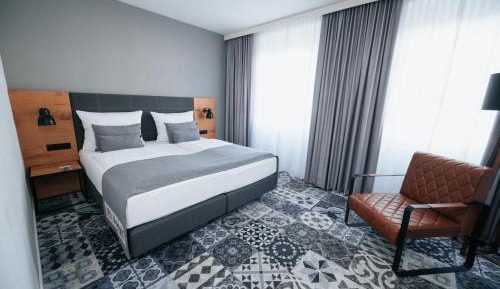 Standard Queen Room