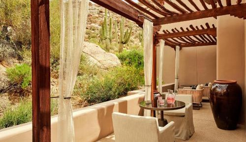 Desert Garden Suite king bed