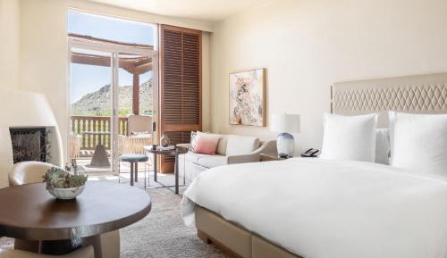 Deluxe Casita Room king bed