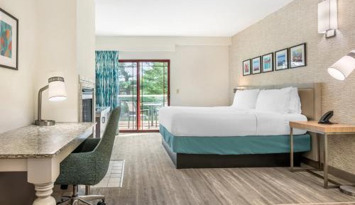 King Room with Balcony and Wet Bar