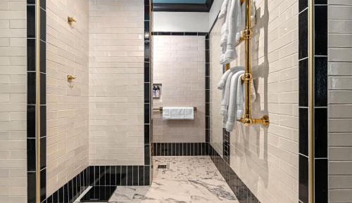 Deluxe Queen Suite
