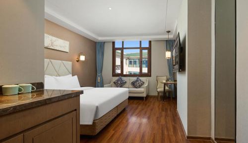Queen Room with Garden View