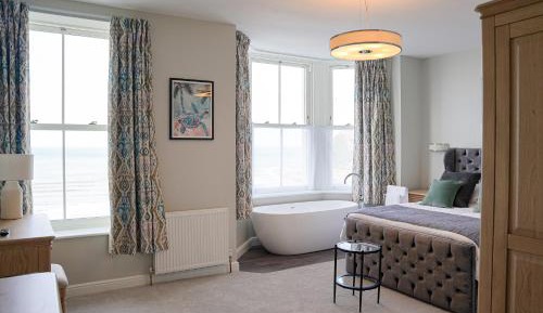 Executive King Room with Sea View, Walk-In Shower and In-Room Bath Tub - Non-Smoking
