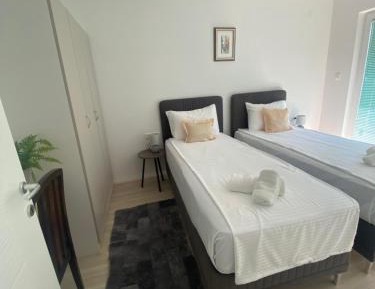 One-Bedroom Apartment with Lake View