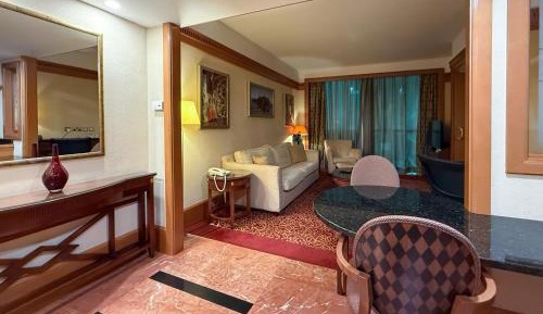 One-Bedroom King Suite with Kitchen