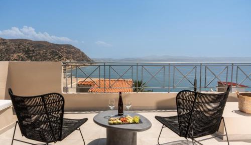  Deluxe Penthouse Suite with Panoramic Sea View & Outdoor Hot Tub