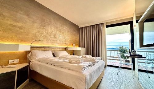 Queen Room with Balcony and Lake View