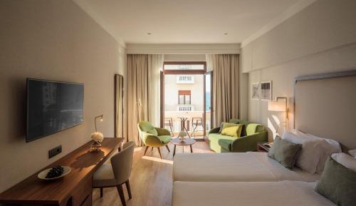 Premium Triple Room with Side Sea View