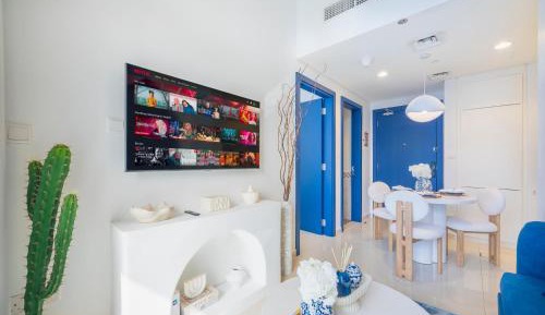 Deluxe One-Bedroom Apartment